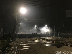 Jelang Sahur Massa Masih Bertahan Dekat Bawaslu, Polisi Susun Barikade