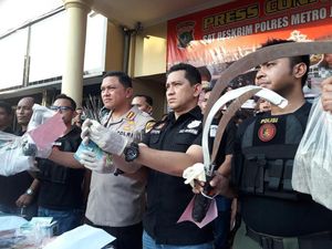 Rincian Alat Tempur Perusuh 22 Mei di Flyover Slipi: Molotov-Petasan Rincian Alat Tempur Perusuh 22 Mei di Flyover Slipi: Molotov-Petasan
