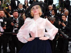 Elle Fanning Bawa Tulang Ayam ke Red Carpet Untuk Jimat Keberuntungan