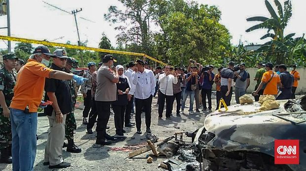Kapolda Jatim Irjen Luki Hermawan memantau sisa-sisa kebakaran di Polsek Tambelangan.
