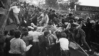 Tragedi Heysel terjadi pada tanggal 29 Mei 1985 dalam laga final Liga/Piala Champions antara Liverpool vs Juventus. Dinding stadion roboh setelah tribune suporter Juve ditekan oleh suporter Liverpool. 39 tewas. (Foto: Eamonn McCabe)