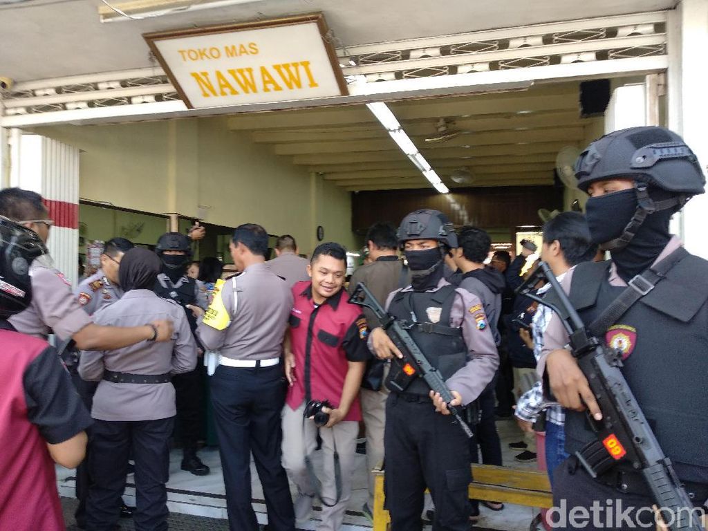3 Sniper Disiapkan Jaga Warga Probolinggo Saat Belanja Lebaran 3 Sniper Disiapkan Jaga Warga Probolinggo Saat Belanja Lebaran