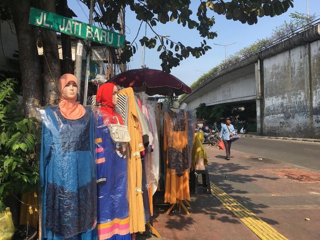 PKL di Tanah Abang Sudah Mulai Berjualan Usai Aksi 22 Mei PKL di Tanah Abang Sudah Mulai Berjualan Usai Aksi 22 Mei