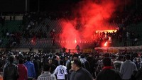 79 orang tewas dalam insiden berdarah dalam laga Al Masry dan Al-Ahly di Stadion Port Said, Mesir, pada 1 Februari 2012. Ribuan suporter Al-Masry menyerang tribune suporter Al-ahly, dan juga para pemain klub. Mereka menggunakan pisau, tongkat, botol, kembang api, bahkan pedang. (Foto: AP)