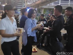 Emak-emak Bagikan Roti ke Polisi yang Berjaga di Depan Bawaslu