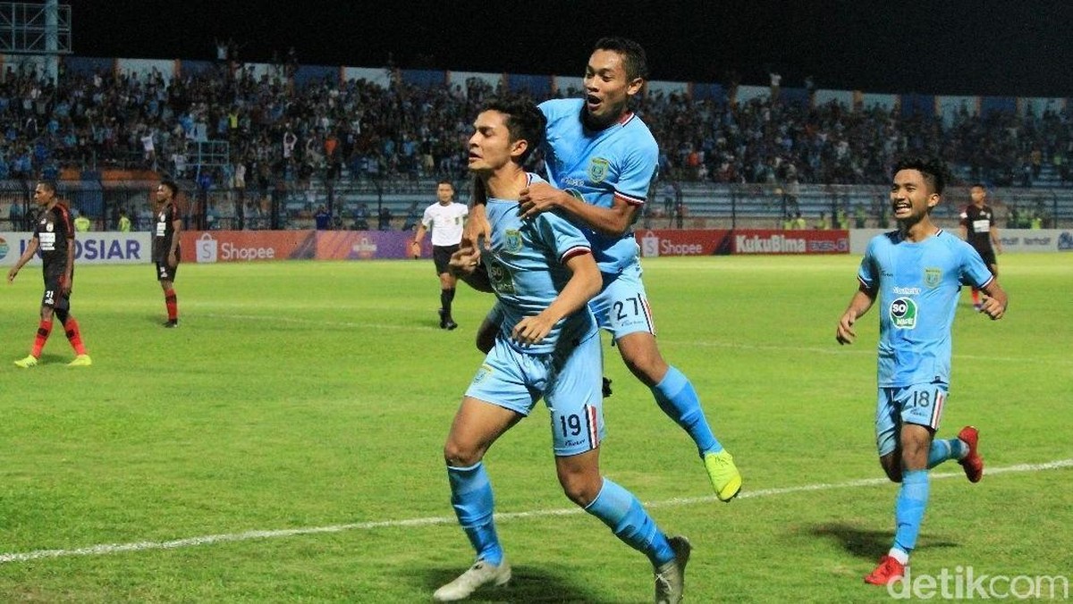 Muhammad Ridwan menjawab kepercayaan Aji Santoso dengan bikin gol ke gawang Persipura. (Eko Sudjarwo/detikSport)