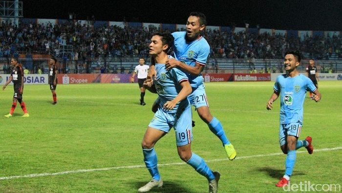 Muhammad Ridwan menjawab kepercayaan Aji Santoso dengan bikin gol ke gawang Persipura. (Eko Sudjarwo/detikSport) Muhammad Ridwan menjawab kepercayaan Aji Santoso dengan bikin gol ke gawang Persipura. (Eko Sudjarwo/detikSport)