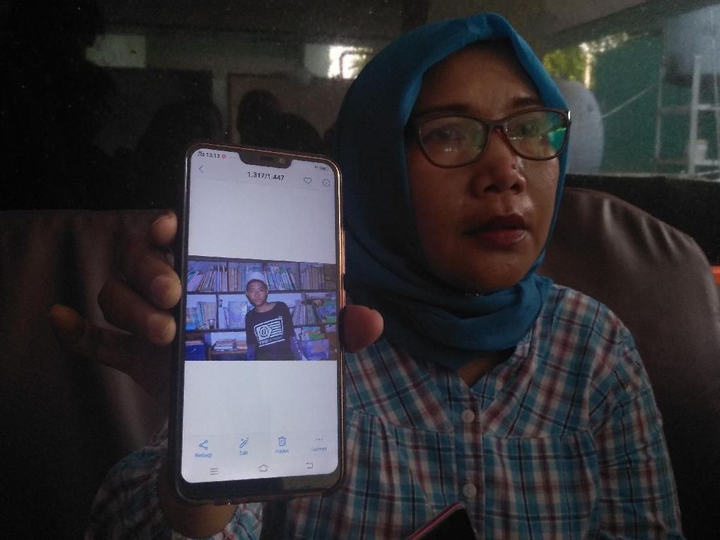 Orang Tua yang Cari Anak Hilang Usai Rusuh 22 Mei Bertambah Orang Tua yang Cari Anak Hilang Usai Rusuh 22 Mei Bertambah