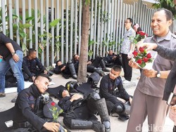 Video Mawar Merah untuk Brimob Penjaga Bawaslu