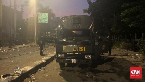 Jadi Pusat Bentrokan, Jalan Thamrin Nampak Berantakan