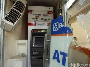 Mesin ATM di Bawaslu Porak Poranda Imbas Kerusuhan 22 Mei Mesin ATM di Bawaslu Porak Poranda Imbas Kerusuhan 22 Mei