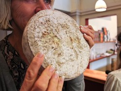 Hii..! Keju Ini Diracik Menggunakan Bakteri yang Ada Dalam Kulit Seleb