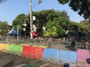 Kawat Berduri Masih Dipasang di Depan Gedung KPU Pagi Ini