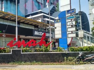 Kondisi Sarinah Pasca Demo: Batu Berserakan, Tembok Bolong