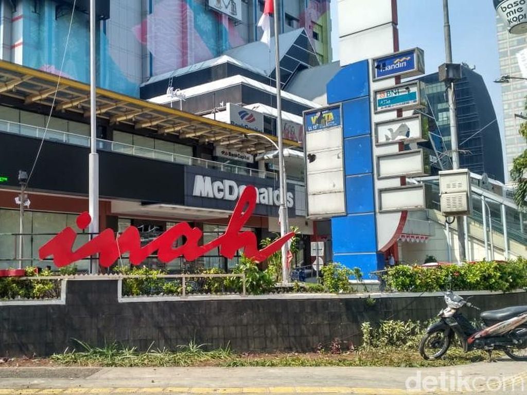 Kondisi Sarinah Pasca Demo: Batu Berserakan, Tembok Bolong Kondisi Sarinah Pasca Demo: Batu Berserakan, Tembok Bolong