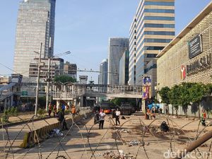 Kondisi Depan Bawaslu Kondusif, Sisa Ricuh Semalam Dibersihkan