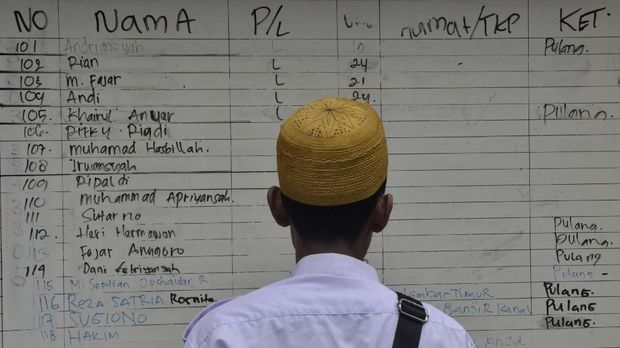 warga mengamati daftar nama korban luka kericuhan di RSUD Tarakan, Jakarta Pusat, Rabu (22/5).