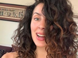 Foto: Ini Wanita yang Lakukan Ritual Sakral Balurkan Darah Haid ke Wajah