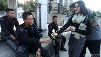 Asyik Polisi Dapat Bunga dari Mahasiswi Cantik