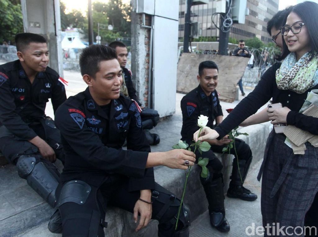 Asyik Polisi Dapat Bunga dari Mahasiswi Cantik Asyik Polisi Dapat Bunga dari Mahasiswi Cantik