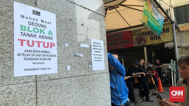 Pengumuman manajamen Pasar Tanah Abang soal penutupan sementara.
