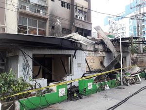 Mobil Kapolsek Menteng Dirusak Massa Perusuh 22 Mei di Gambir Mobil Kapolsek Menteng Dirusak Massa Perusuh 22 Mei di Gambir
