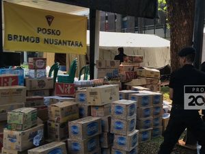 Masyarakat Kirim Makanan untuk Polisi yang Bertugas di Aksi 22 Mei