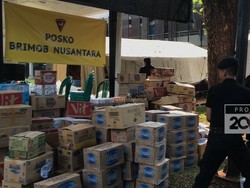 Masyarakat Kirim Makanan untuk Polisi yang Bertugas di Aksi 22 Mei
