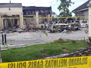 Berita Hoaks Peristiwa 22 Mei Berujung Polsek Tambelangan Sampang Dibakar Berita Hoaks Peristiwa 22 Mei Berujung Polsek Tambelangan Sampang Dibakar