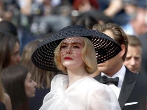 Elle Fanning Disodorkan Jadi Pemeran Catwoman Elle Fanning Disodorkan Jadi Pemeran Catwoman
