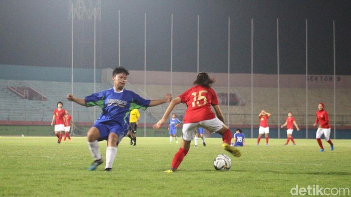 Timnas putri Indonesia menang atas Persema di laga uji coba. (Foto: Suparno/detikSport) Timnas putri Indonesia menang atas Persema di laga uji coba. (Foto: Suparno/detikSport)