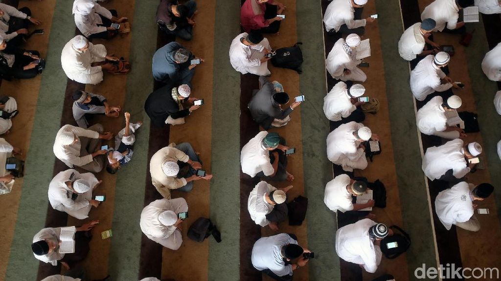 Potret Jemaah Az-Zikra Baca Alquran untuk Alm Ustaz Arifin Ilham Potret Jemaah Az-Zikra Baca Alquran untuk Alm Ustaz Arifin Ilham