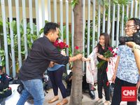 Sekuntum Mawar Merah untuk Pak Polisi dan Tentara