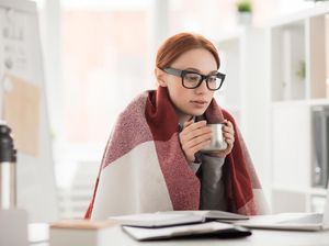 8 Cara Mengatasi Badan Tidak Tahan AC agar Kuat dan Gak Kedinginan