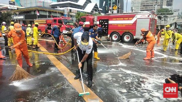 Anies Baswedan Anies Baswedan membantu PPSU membersihkan Jalan Thamrin pascakerusuhan kerusuhan Aksi 22 Mei
