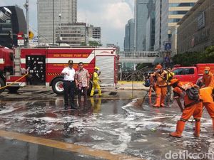 Bersama PPSU-Petugas Damkar, Anies Bersihkan Jalan di Depan Bawaslu