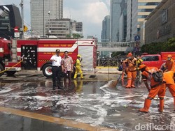 Bersama PPSU-Petugas Damkar, Anies Bersihkan Jalan di Depan Bawaslu