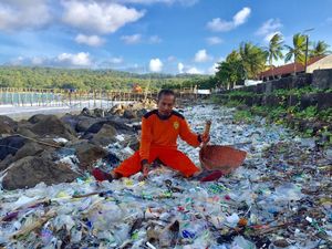 Pantai Pangandaran Masih Diserbu Sampah Plastik