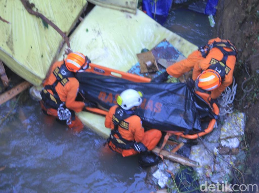 Truk Tronton yang Masuk Jurang di Nagreg Dievakuasi, Sopir Ditemukan Tewas Truk Tronton yang Masuk Jurang di Nagreg Dievakuasi, Sopir Ditemukan Tewas