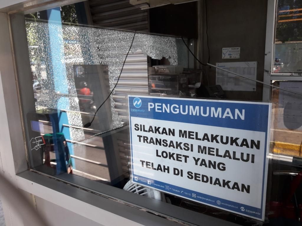 Halte Bidara Cina Dirusak Massa, Kaca Loket Pecah Belum Diperbaiki Halte Bidara Cina Dirusak Massa, Kaca Loket Pecah Belum Diperbaiki