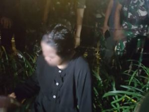 Begini Pergerakan Perempuan Serbahitam Sebelum Dekati Barikade Polisi Begini Pergerakan Perempuan Serbahitam Sebelum Dekati Barikade Polisi