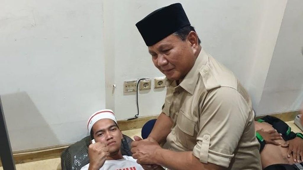 Momen Prabowo Jenguk Massa Pendemo di Bawaslu yang Terluka