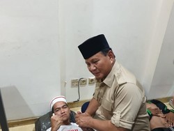 Momen Prabowo Berbincang dan Usap Korban Rusuh 22 Mei 2019
