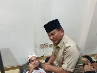 Momen Prabowo Jenguk Massa Pendemo di Bawaslu yang Terluka