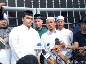 Pesan Arifin Ilham: Bahasa Kampret-Cebong Tak Boleh untuk Orang Beriman Pesan Arifin Ilham: Bahasa Kampret-Cebong Tak Boleh untuk Orang Beriman