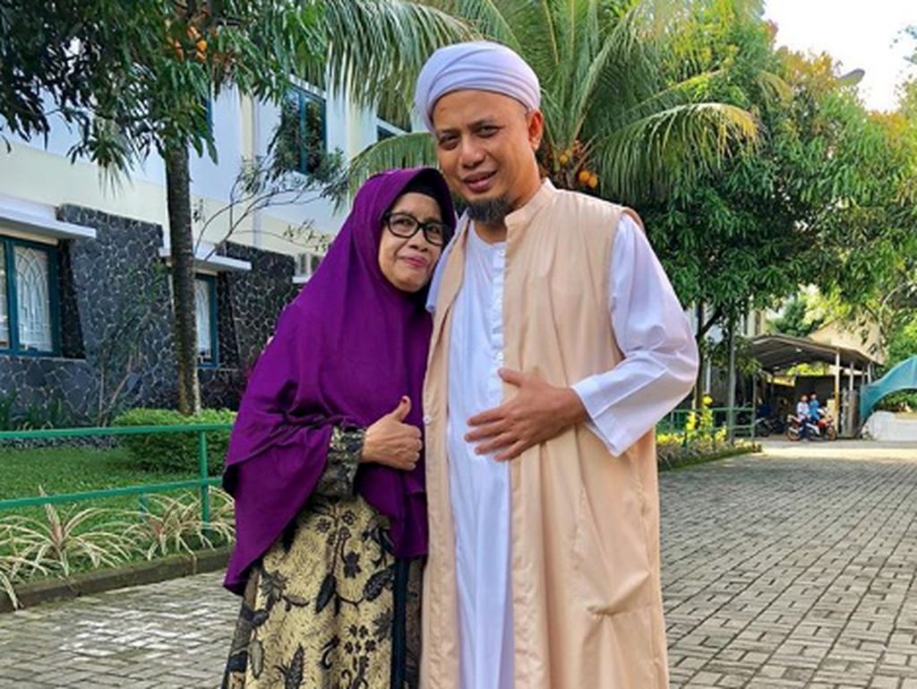 Cerita Ibunda Didatangi Arifin Ilham Lewat Mimpi Cerita Ibunda Didatangi Arifin Ilham Lewat Mimpi