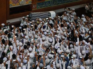 Momen Ribuan Jemaah Salatkan Jenazah Ustaz Arifin Ilham Momen Ribuan Jemaah Salatkan Jenazah Ustaz Arifin Ilham