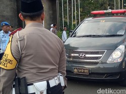 Ibunda Menangis, Istri Ustaz Arifin Ilham Tegar saat Tiba di Bandara Halim