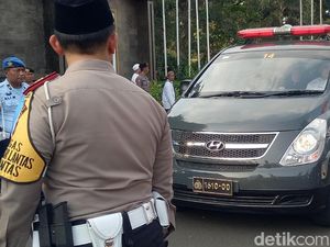 Ibunda Menangis, Istri Ustaz Arifin Ilham Tegar saat Tiba di Bandara Halim Ibunda Menangis, Istri Ustaz Arifin Ilham Tegar saat Tiba di Bandara Halim
