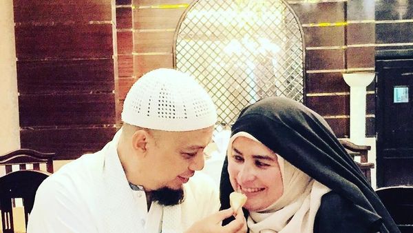 Mengenang Kembali Kehangatan Ustaz Arifin Ilham dan Keluarga Saat Makan Bersama
